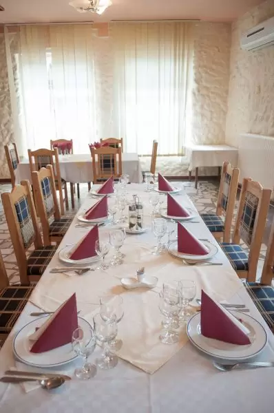 Cameră dublă twin - Hotel Trei Brazi - mic dejun inclus - Hotel și restaurant “TREI BRAZI “ Târnăveni, județ Mureș - Transilvania