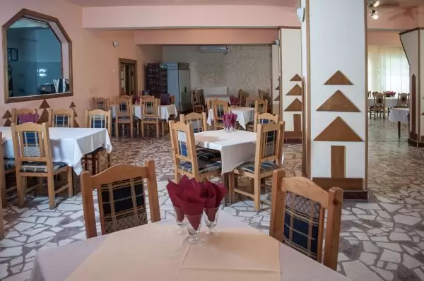 Cameră dublă twin - Hotel Trei Brazi - mic dejun inclus - Hotel și restaurant “TREI BRAZI “ Târnăveni, județ Mureș - Transilvania